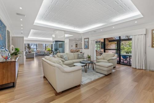 Wilderness Waters Grand Estate with Private Pool and Tennis Court