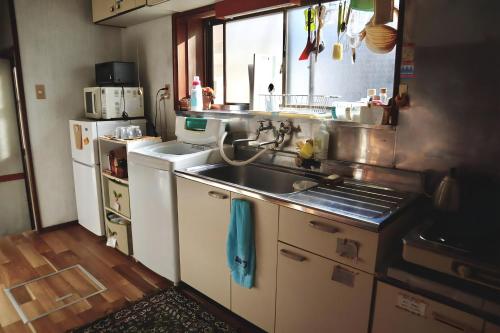 Kitchen, 八戸ゲストハウス トセノイエ / Hachinohe Guest House Tosenoie in Hachinohe