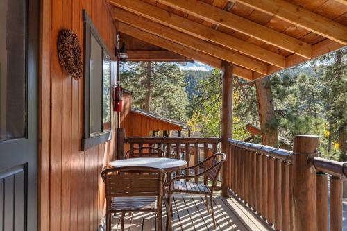 Cabin 5- Private Cabin w King bed kitchen porch