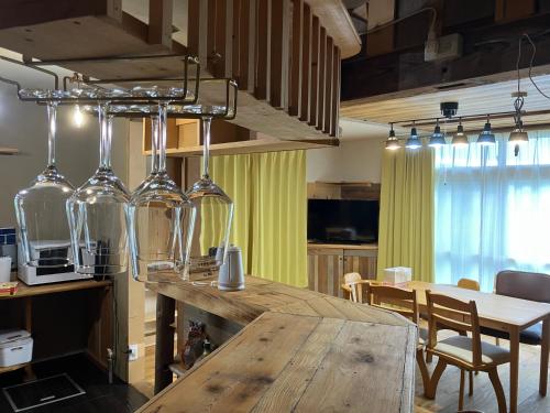 Toma House 北海道で暮らすように泊まる 庭と薪ストーブのある一棟貸し