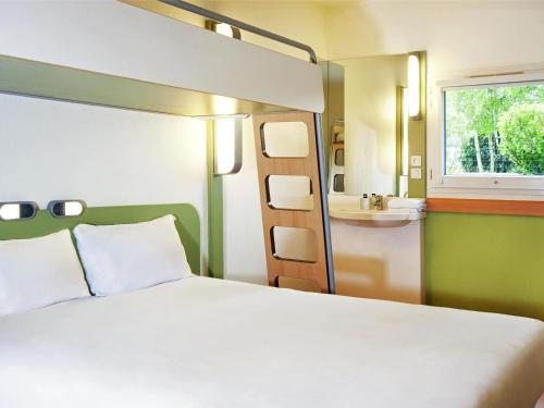 1 double bed, 2 twin beds