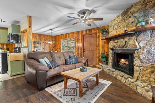 Cabin 20- King Cabin w Roku TV Full Kitchen – khách sạn tại Estes Park
