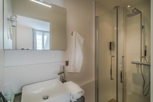 Medium Double Room - Port Side image 5