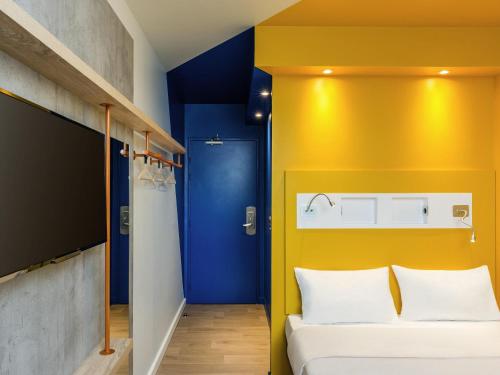 1 queen bed, 1 twin bed