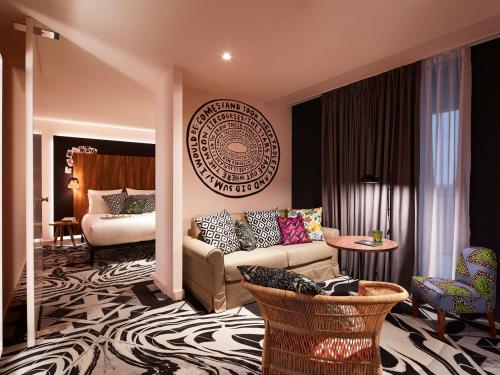 2 queen beds, 1 sofa bed