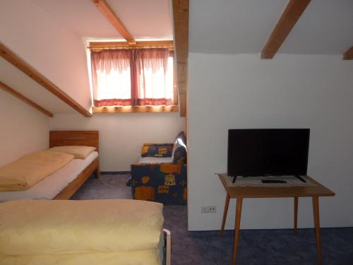 1 queen bed, 1 twin bed