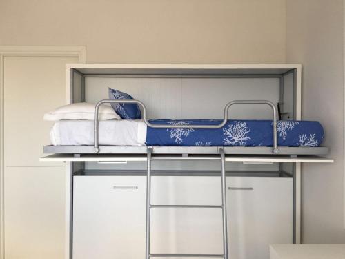 1 queen bed, 1 twin bed