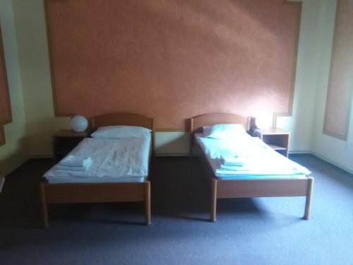 2 twin beds