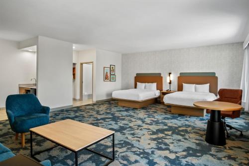 2 queen beds, 1 sofa bed