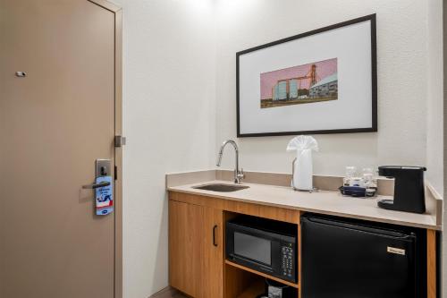 Hampton Inn and Suites Waxahachie - image 12