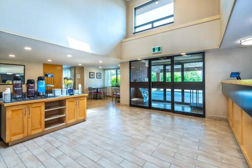 Comfort Inn Hwy 401 - Accommodation - Kingston