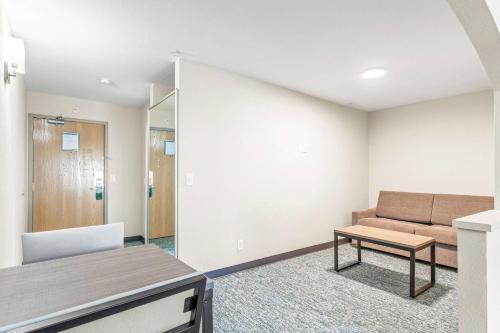 Quality Inn & Suites On The River - image 2