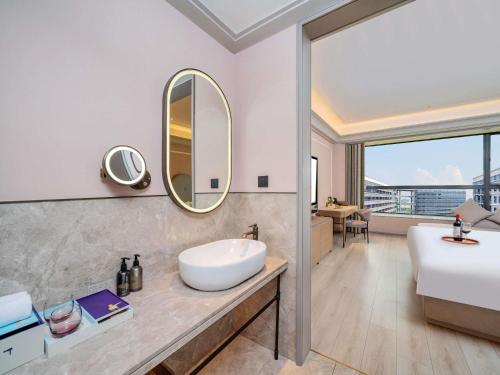 room detail thumbnail 2