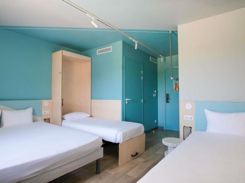 1 double bed, 2 twin beds