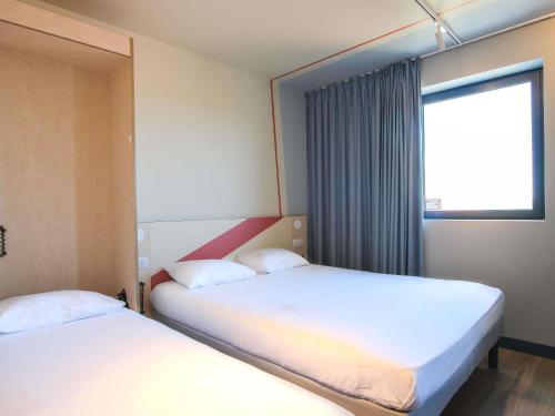 1 double bed, 1 twin bed