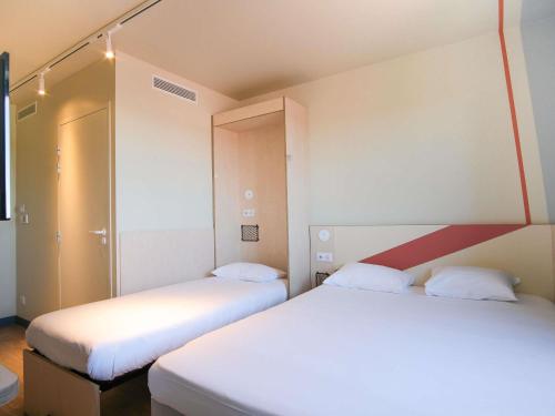 1 double bed, 1 twin bed, 1 bunk bed