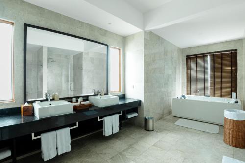 room detail thumbnail 2