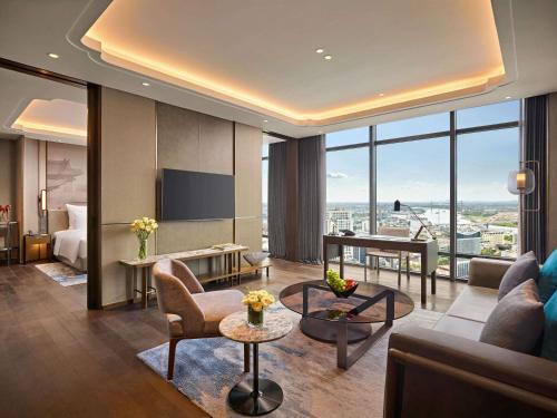 DELUXE SUITE, Lounge Access, 1 King Bed