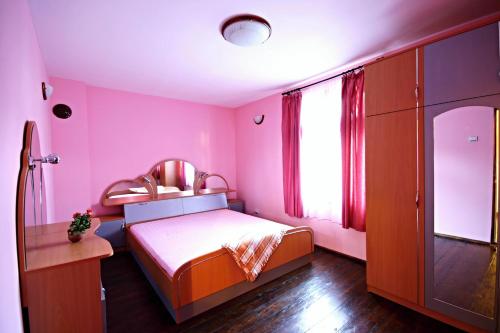 Private 4BR-2BA guest House Dryanovo with Pool and FREE Parking
