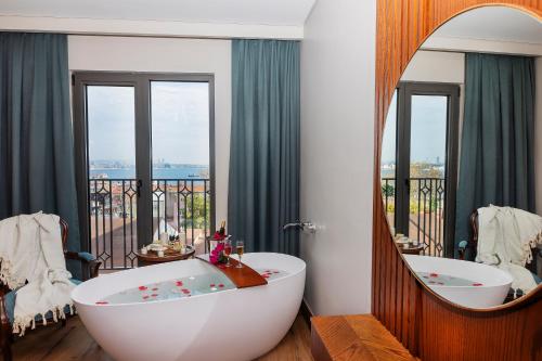 room detail thumbnail 2