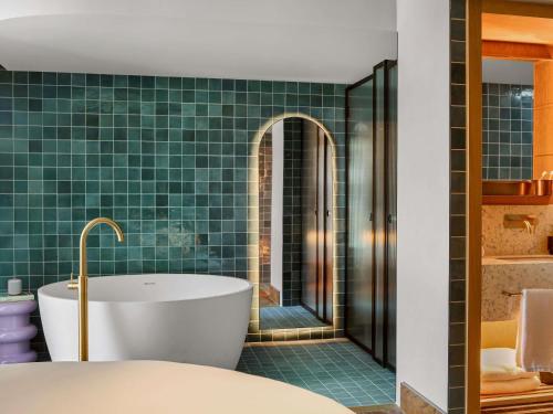 room detail thumbnail 2