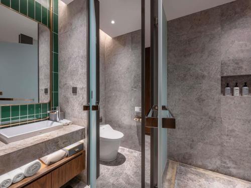 room detail thumbnail 2