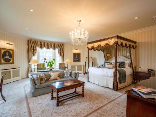 Lucknam Park, Emblems Collection in 科恩