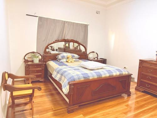 Bed, Spacious Luxe Rooms - Prime location in Earlwood & close to shops in Marrickville