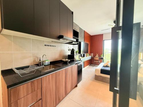 7-10 mins subang airport luxury studio v balcony