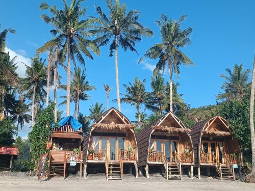 Beach House on Gamat Bay near Ceningan Cliff Restaurant