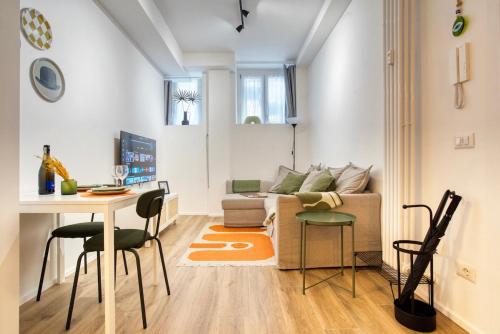 Stylish city apt - M4 Frattini, 15 mins to Duomo
