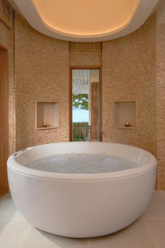 Villa Macaque and Villa Languor Room Type - King Suite with Ocean View