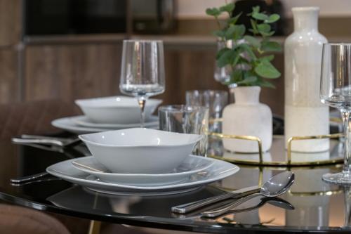 Egham Retreat | Contemporary 2BR | Peaceful Setting - image 13