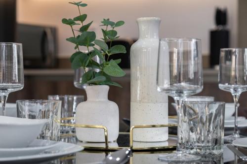 Egham Retreat | Contemporary 2BR | Peaceful Setting - image 9