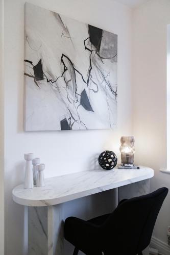 Egham Retreat | Contemporary 2BR | Peaceful Setting - image 8
