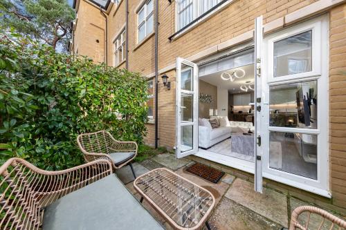Egham Retreat | Contemporary 2BR | Peaceful Setting - image 14