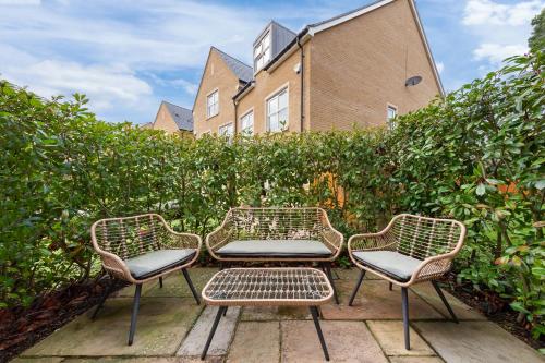 Egham Retreat | Contemporary 2BR | Peaceful Setting - image 5