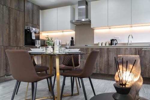 Egham Retreat | Contemporary 2BR | Peaceful Setting - image 10