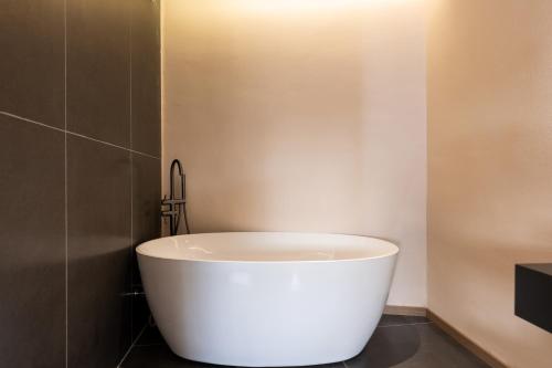 ห้องน้ำ, 松枫三墅丨花园庭院丨丽江古城木府店 in ลี่เจียง