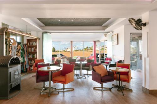 공용 라운지/TV 시청 구역, Neptune Hotel Apartments Paphos in 페이아