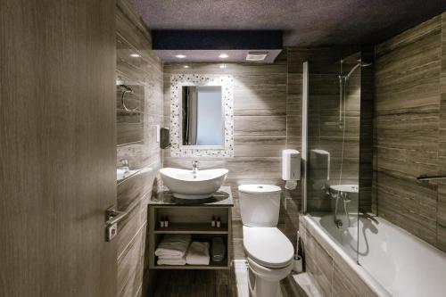 샤워실, Neptune Hotel Apartments Paphos in 페이아