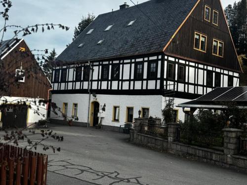 Viesnīcas āriene, Fachwerkwinkel Erzgebirge ein historisches Fachwerkhaus aus dem Jahr 1728 in Sehmatal