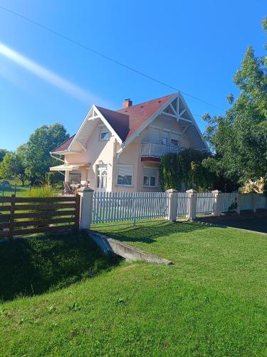 Valika nyaralója Balatonkersztúr – khách sạn tại Balatonmariafurdo
