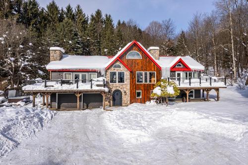 . Luxury Log Chalet with Hot Tub, Games Room & Hill Views!