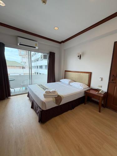 room detail thumbnail 1