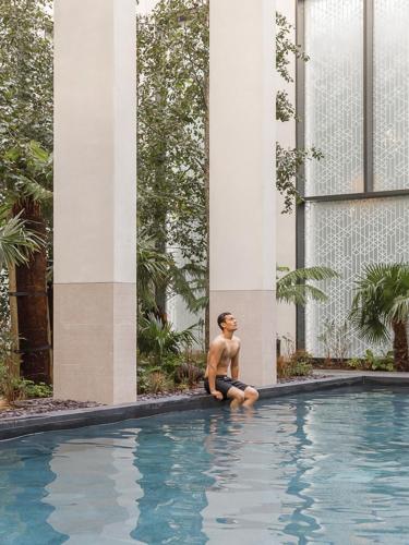 Large Studio Balcony Spa Gym Pool Sauna Roof Bar - image 9