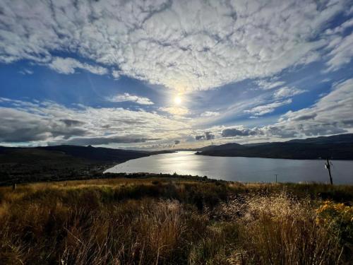 Oaktree Cottage, overlooking Loch Fyne in 史特拉徹