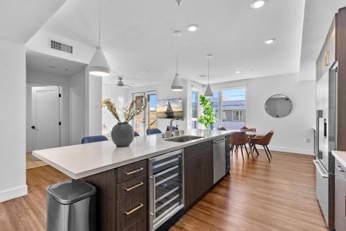 Amethyst Sky Loft - Elevated Two-Story Waterfront – khách sạn tại Marina Del Rey