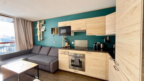 Shared lounge/TV area, La Perdrix Blanche Appartement moderne Ski aux pieds - Vue panoramique et chambre separee - 4 pers - near Mount Pourri