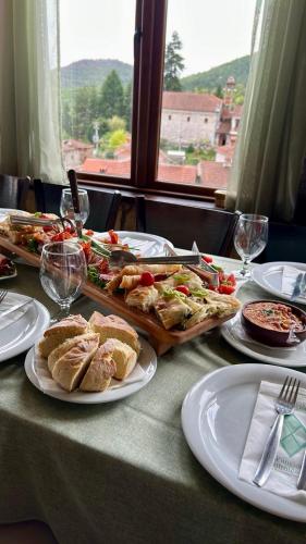 Restorāns, Kutmichevica Restaurant & Boarding house in Vevcani